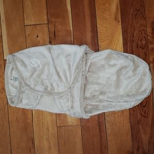 Super soft SwaddleMe baby swaddle in beige. Size SM/MED